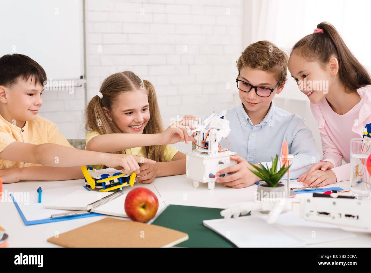 Concetto di sviluppo precoce. Bambini della scuola che creano robot Foto Stock