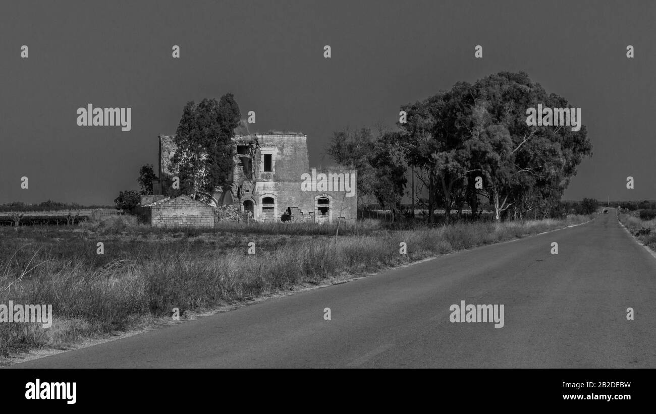 Vecchia costruzione abbandonata in terra pugliese Foto Stock