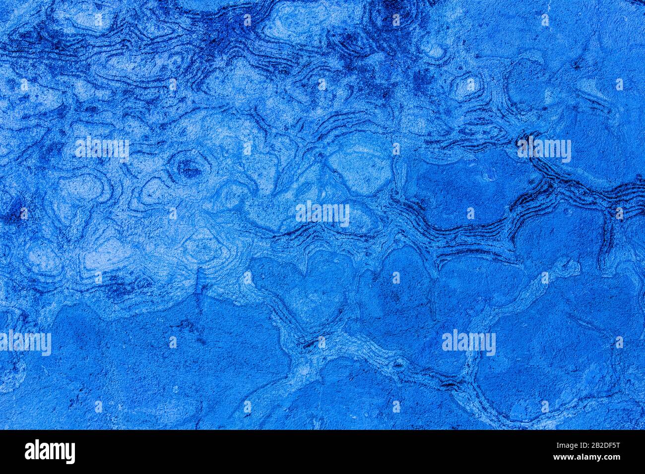 Lo sfondo a parete in tabby tonato in sfumature di blu variabili con volute e linee pronte a ispirare il vostro messaggio o il vostro design artistico personale. Foto Stock