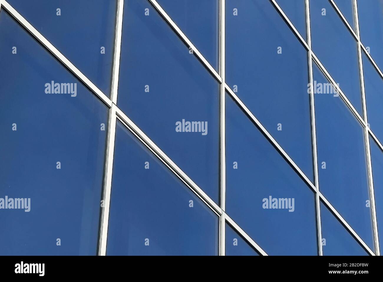 Finestre di un edificio moderno. Vetrata. Con un riflesso del cielo. Foto Stock