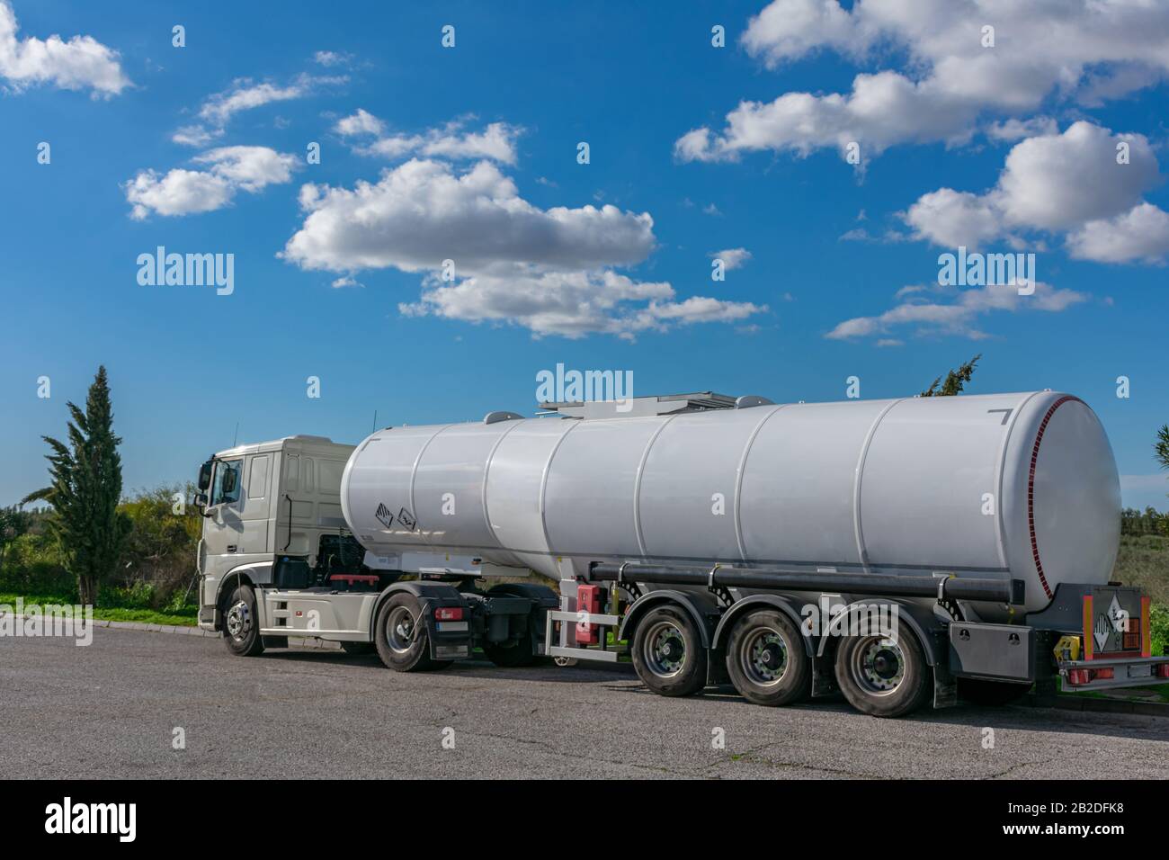 Camion cisterna di merci pericolose con le loro targhette arancioni ed etichette di pericolo Foto Stock