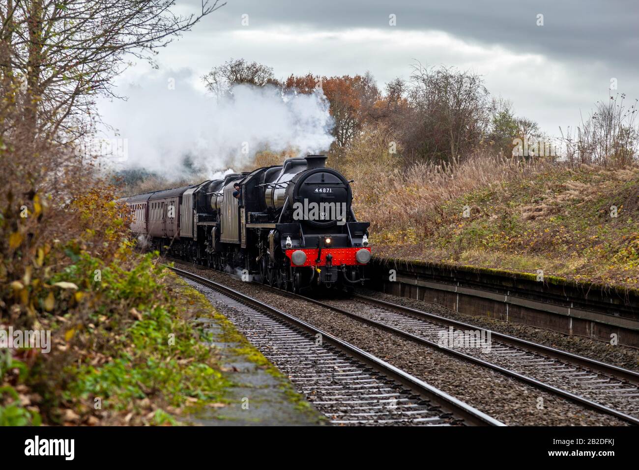 Un paio di locomotive a vapore LMS Black Five passano attraverso lo staion della ferrovia Chirk in un'escursione speciale Foto Stock