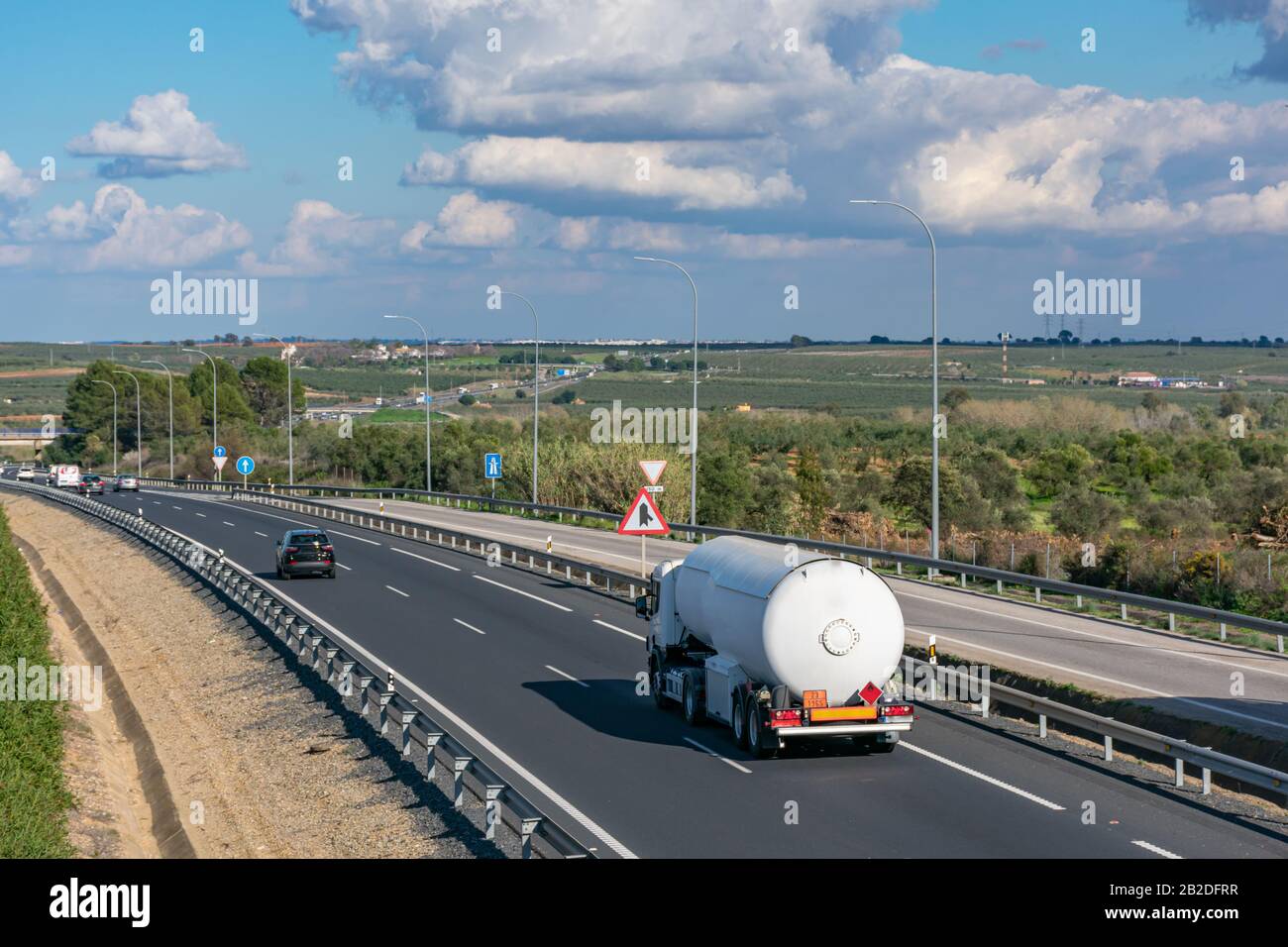 Carro cisterna per il trasporto di gas circolanti sull'autostrada Foto Stock