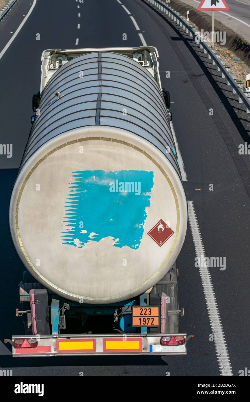 Carro cisterna per il trasporto di gas circolanti sull'autostrada Foto Stock