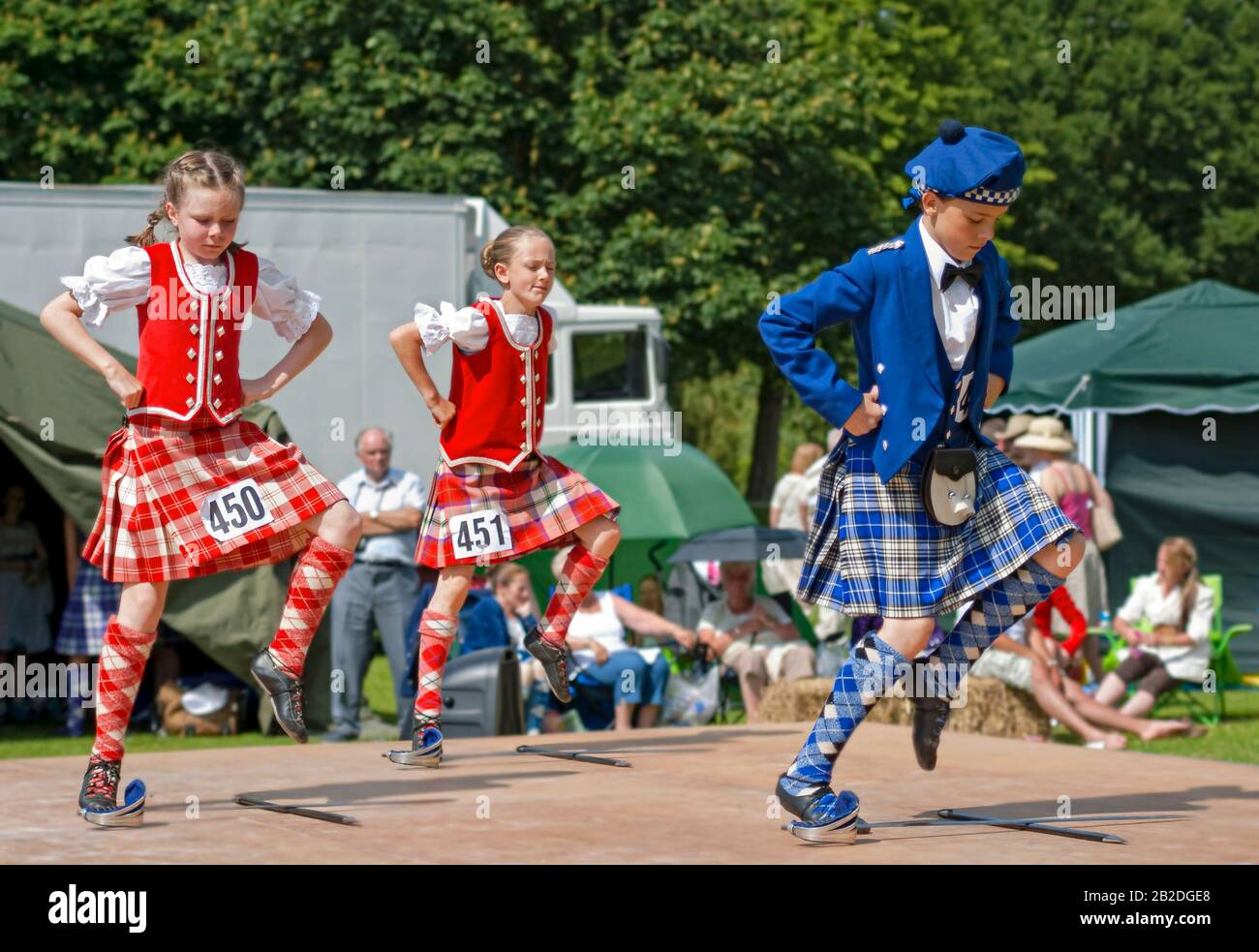 Giovane Scottish Highland Dancer che esegue una danza di spada durante un concorso a Colchester, Essex, Inghilterra Foto Stock