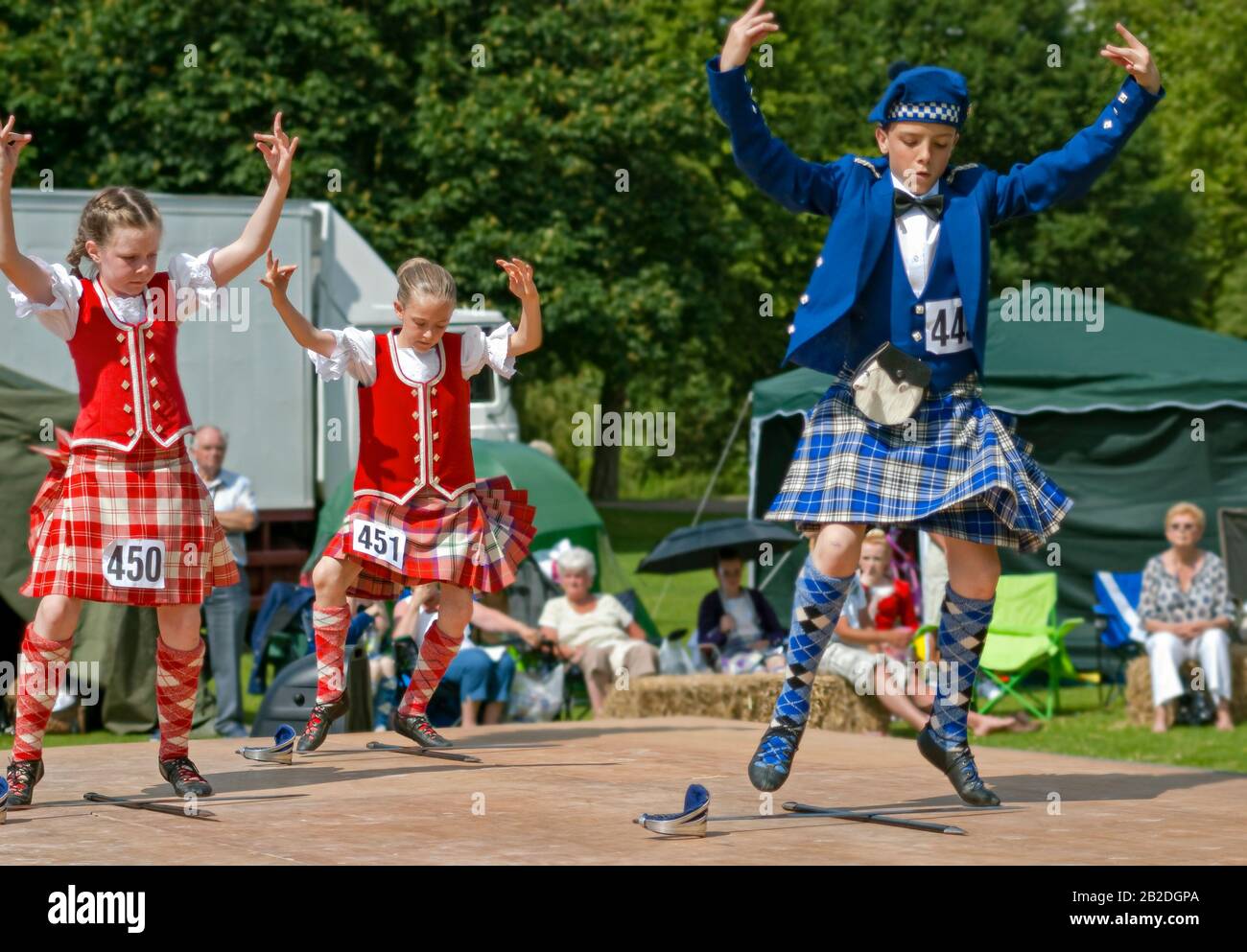 Giovane Scottish Highland Dancer che esegue una danza di spada durante un concorso a Colchester, Essex, Inghilterra Foto Stock