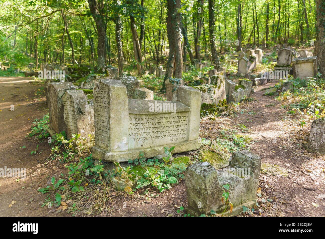 Il vecchio cimitero Karaite della città medievale-fortezza Chufut-Kale Bakhchisaray quartiere di Crimea, Russia Foto Stock