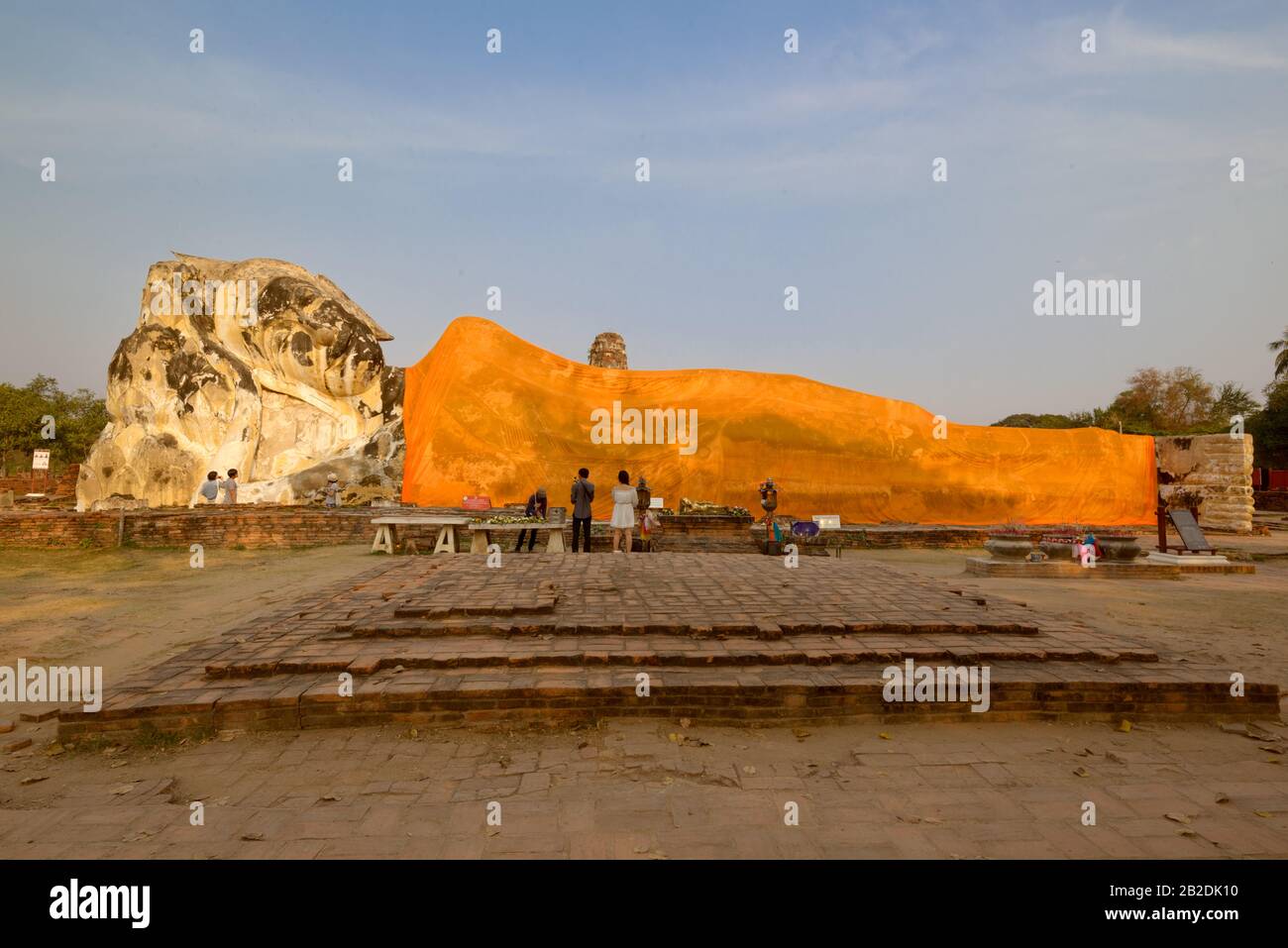 Buddha sdraiato gigante in Ayutthaya Thailandia. Grande statua di buddha reclinabile a Wat Lokayasutharam o Wat pranon, Ayutthaya, Thailandia del Nord Foto Stock