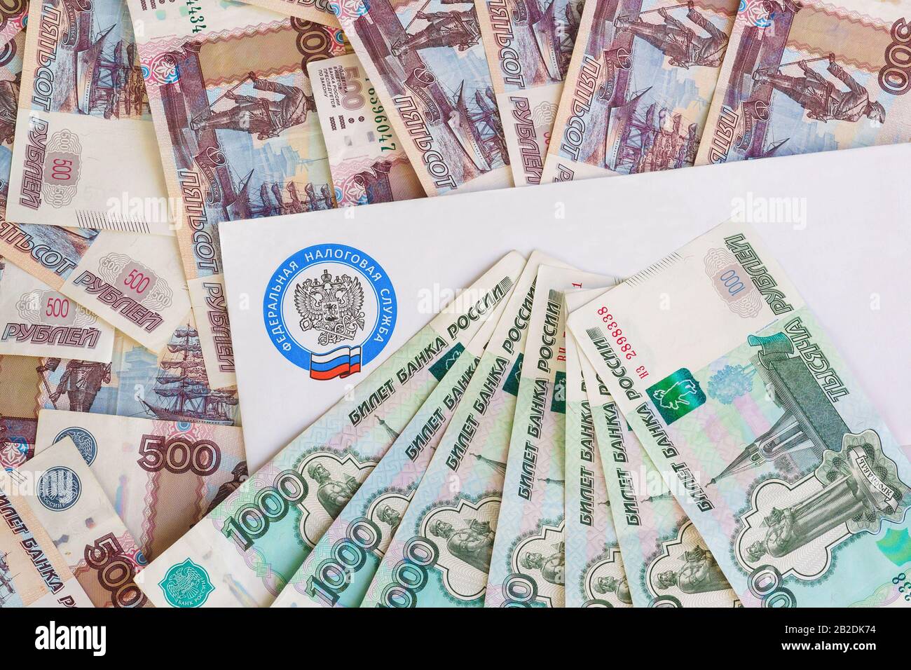 La busta con l'avviso di tasse dal servizio fiscale russo e un sacco di soldi Foto Stock