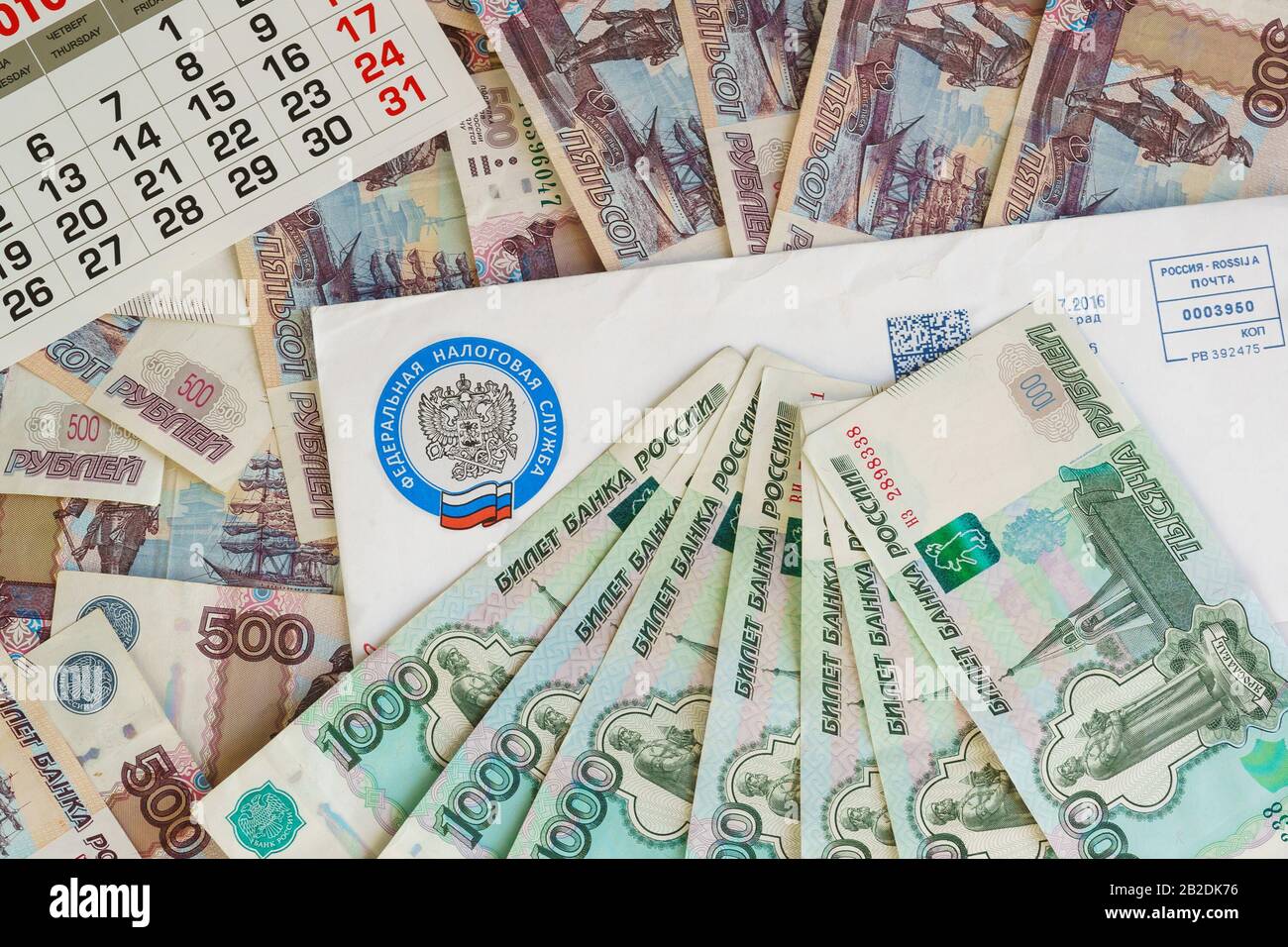 La busta con l'avviso di tasse dal servizio fiscale russo e Molto Tempo di soldi per pagare le tasse Foto Stock