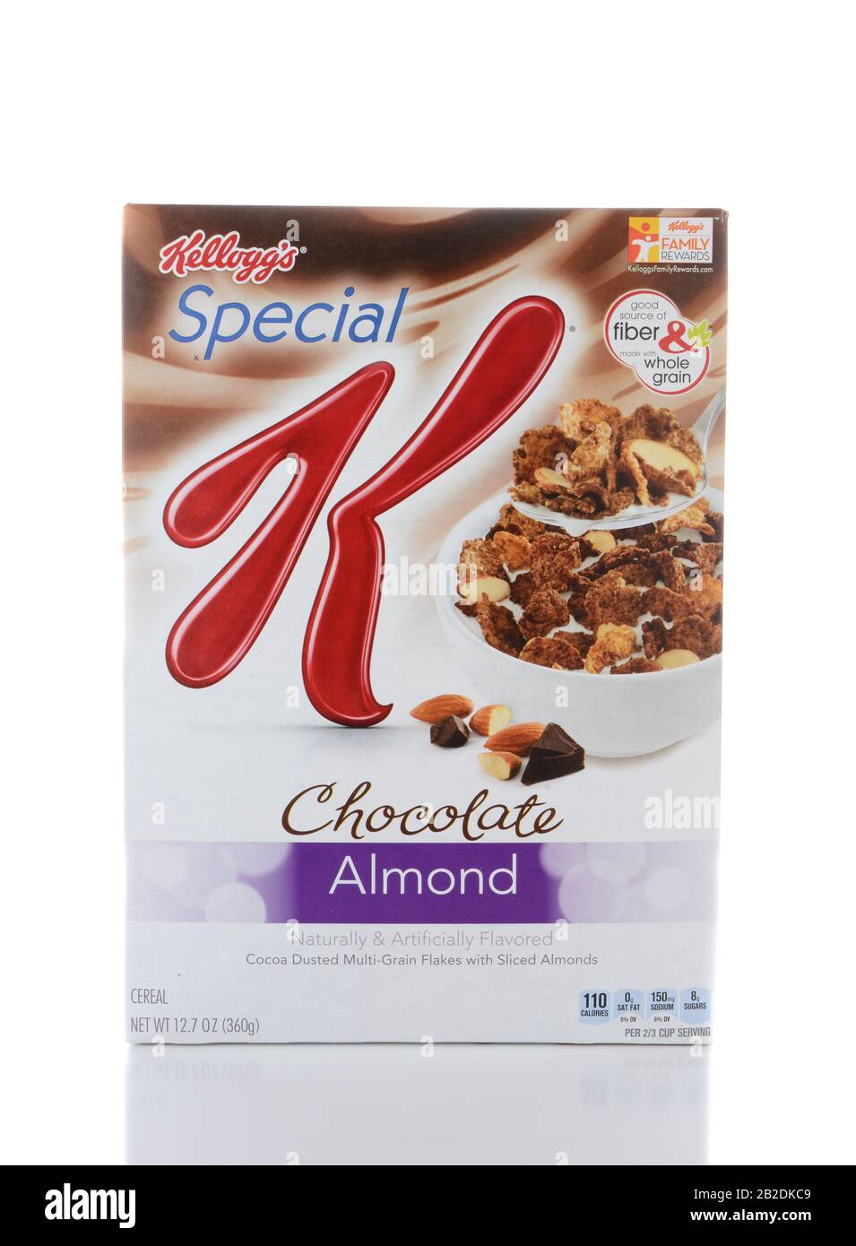 Irvine, CA - 2 GIUGNO 2015: Una scatola di Cereali speciali di mandorle di cioccolato K. I cereali speciali K, da Kellogg's of Battle Creek, Michigan, sono un cer a basso contenuto di grassi Foto Stock