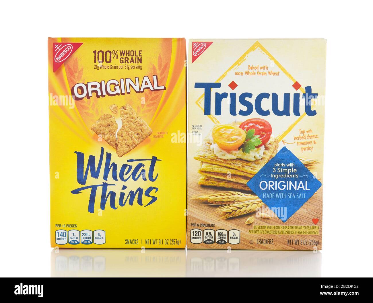 Irvine, CALIFORNIA - 16 NOVEMBRE 2016: Nabisco Triscuit e Cracker Di Grano Duro. Due delle marche più popolari cracker. Foto Stock