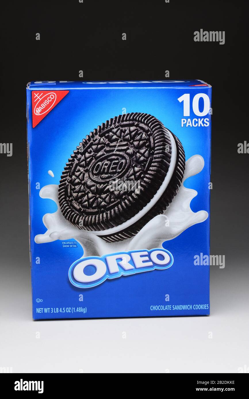 Irvine, CA - 11 gennaio 2013: Una scatola di 3 libbre di Nabisco Oreo biscotti di cioccolato di Sandwich. Inroduced in 1912 Oreo è diventato il biscotto vendente migliore nel Foto Stock