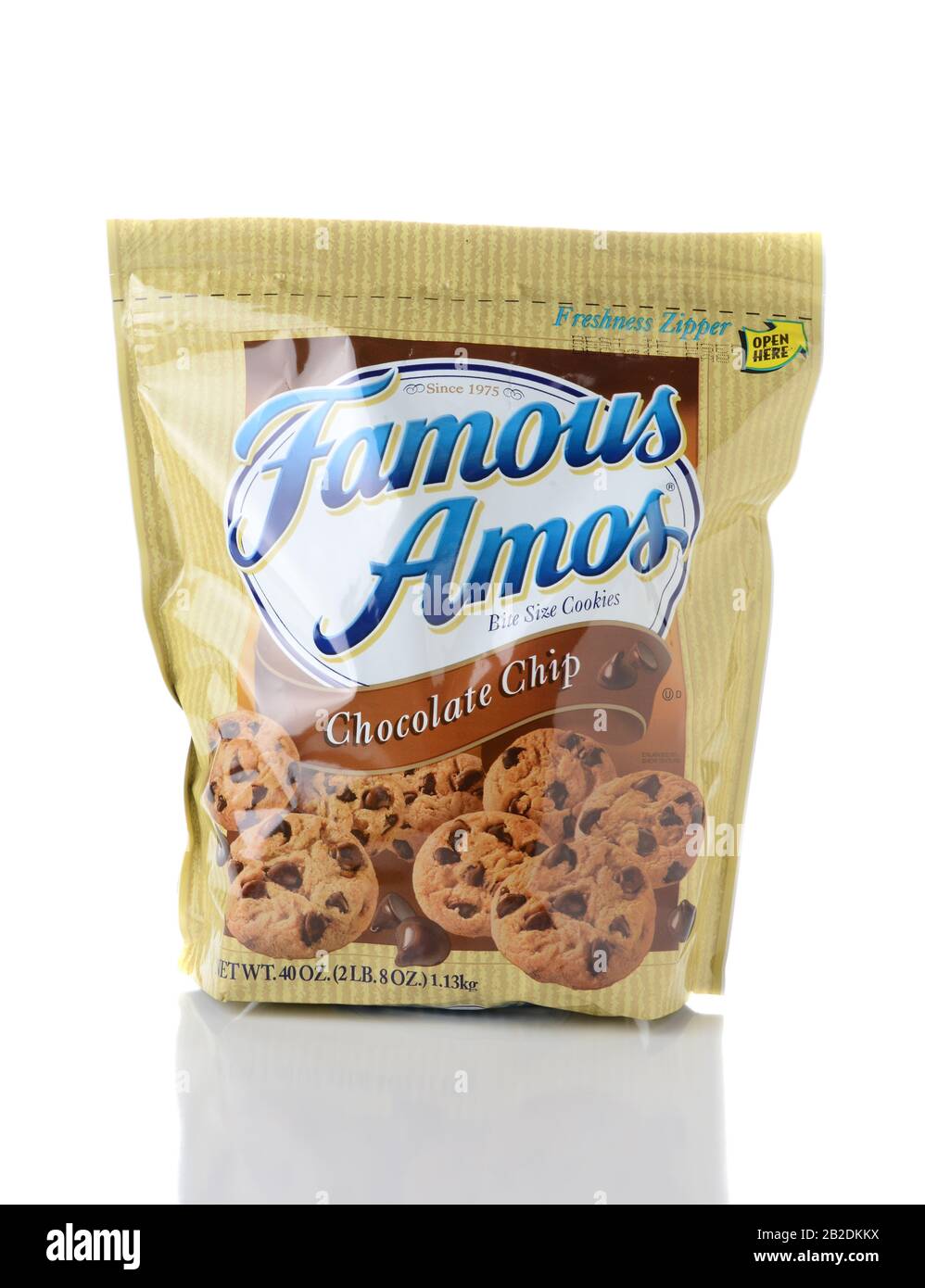 Irvine, CA - 2 GIUGNO 2015: Un pacchetto di famosi biscotti al cioccolato Amos. Wally Amos ha aperto il suo cookie store a Los Angeles nel 1975 e presto branche Foto Stock