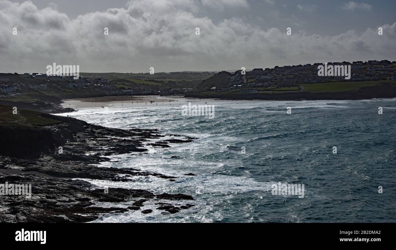 La spiaggia di Polzeath, nel nord della Cornovaglia, in Inghilterra, con un'alta marea. Tratto da Pentire, dirigiti lungo la strada costiera a piedi. Un luogo perfetto per Foto Stock