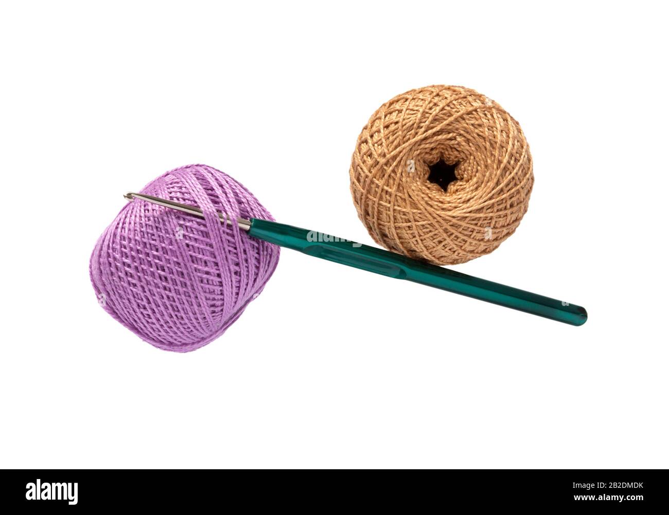 Palla di filo di lana e crochet gancio isolato su sfondo bianco. Foto Stock