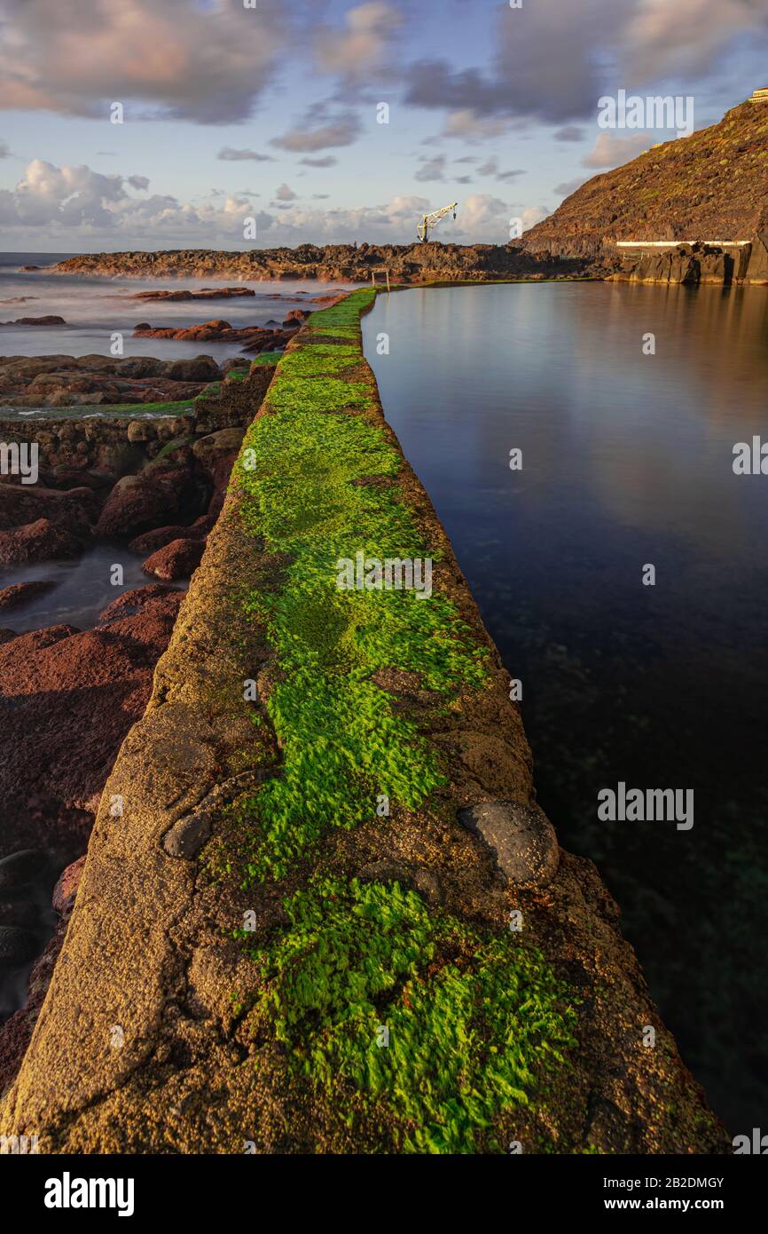 El Pris piscina muro con muschio verde, vicino all'oceano Atlantico con rocce vulcaniche, fotografia a lunga esposizione, Tacoronte, Tenerife, Isole Canarie, Spagna Foto Stock