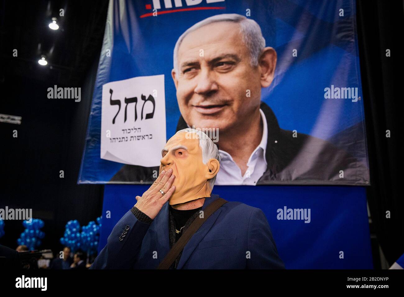 Tel Aviv, Israele. 02nd Mar, 2020. Un sostenitore del partito di Likud che indossa una maschera raffigurante il primo ministro israeliano Benjamin Netanyahu, reagisce ai sondaggi d'uscita delle elezioni parlamentari israeliane, presso la sede del partito. Il partito di Likud del primo ministro israeliano Benjamin Netanyahu ha vinto il maggior numero di seggi (36-37) nelle elezioni parlamentari, ma il suo blocco di destra e di partito religioso non ha maggioranza nel parlamento del paese a 120 posti, secondo i sondaggi d'uscita. Credit: Ilia Yefimovic/Dpa/Alamy Live News Foto Stock