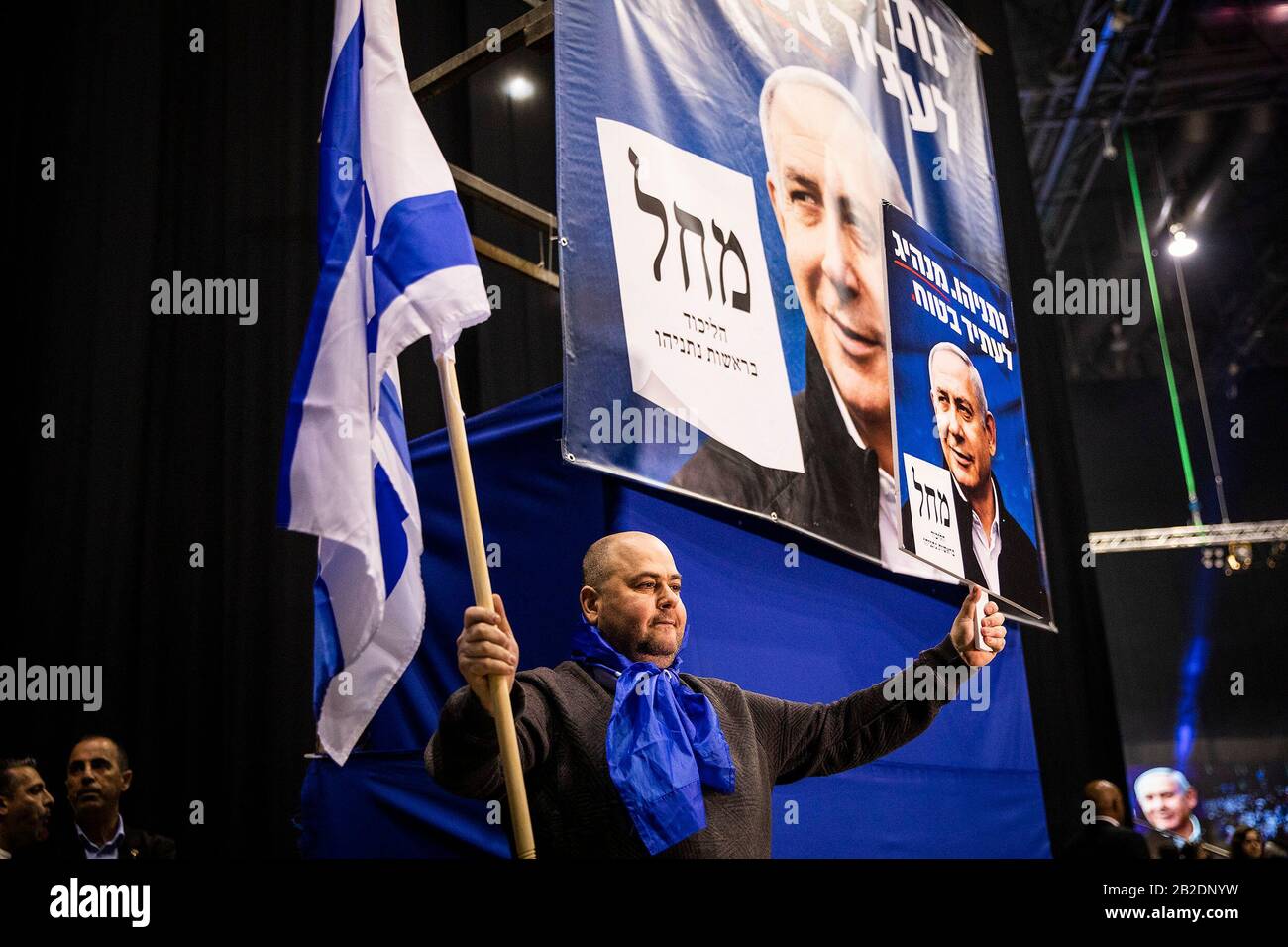 Tel Aviv, Israele. 02nd Mar, 2020. Un sostenitore del partito di Likud ondeggia l'israeliano mentre reagisce ai sondaggi d'uscita delle elezioni parlamentari israeliane, presso la sede del partito. Il partito di Likud del primo ministro israeliano Benjamin Netanyahu ha vinto il maggior numero di seggi (36-37) nelle elezioni parlamentari, ma il suo blocco di destra e di partito religioso non ha maggioranza nel parlamento del paese a 120 posti, secondo i sondaggi d'uscita. Credit: Ilia Yefimovic/Dpa/Alamy Live News Foto Stock
