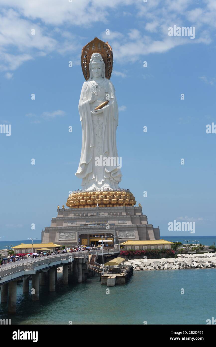 Statua della cultura del buddha della dea Guanyin Nanshan sull'isola di Hainan in Cina sull'oceano Foto Stock