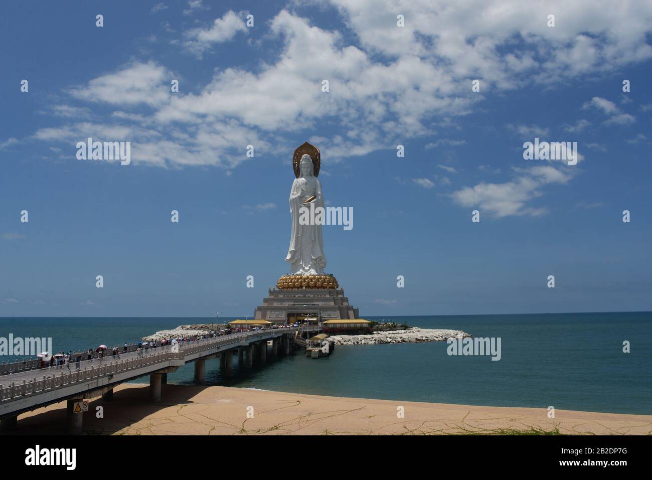 Statua della cultura del buddha della dea Guanyin Nanshan sull'isola di Hainan in Cina sull'oceano Foto Stock