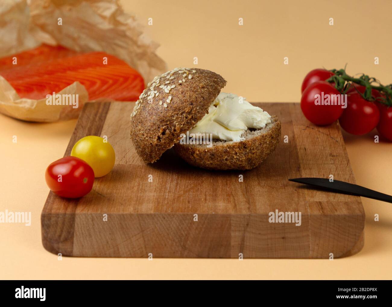 Pane keto fatto di farina di mandorle e di psyllium con formaggio cremoso e una fetta di salmone. Paleo e dieta a digiuno intermittente. Foto Stock