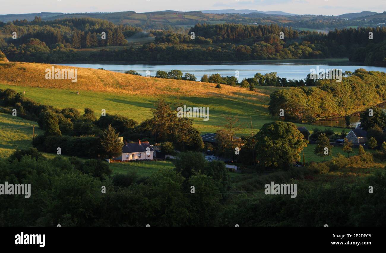 Scena di campagna sulle rive del Lough Gill, Kilmore, County Leitrim, Irlanda la sera estiva Foto Stock
