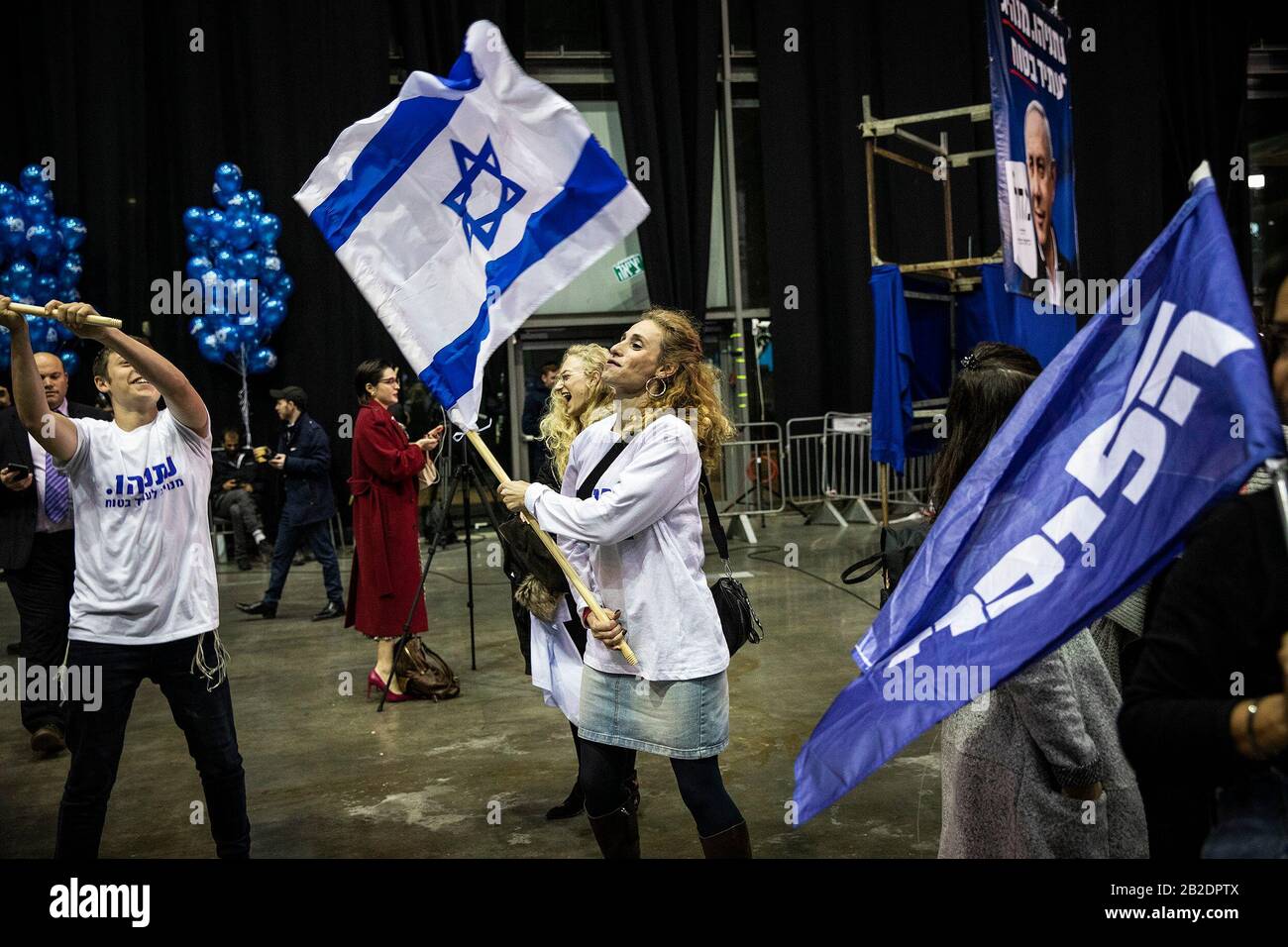 Tel Aviv, Israele. 02nd Mar, 2020. I sostenitori del partito di Likud reagiscono ai sondaggi d'uscita delle elezioni parlamentari israeliane, presso la sede del partito. Il partito di Likud del primo ministro israeliano Benjamin Netanyahu ha vinto il maggior numero di seggi (36-37) nelle elezioni parlamentari, ma il suo blocco di destra e di partito religioso non ha maggioranza nel parlamento del paese a 120 posti, secondo i sondaggi d'uscita. Credit: Ilia Yefimovic/Dpa/Alamy Live News Foto Stock