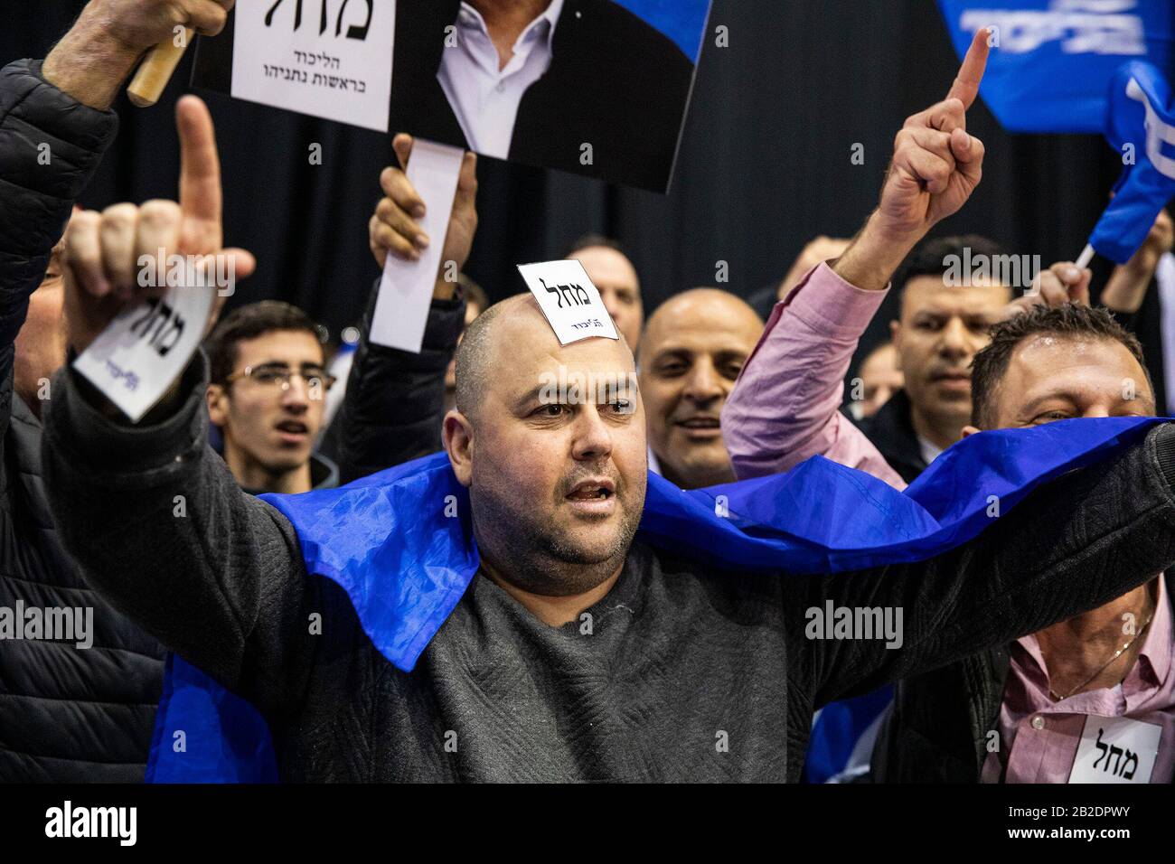Tel Aviv, Israele. 02nd Mar, 2020. I sostenitori del partito di Likud reagiscono ai sondaggi d'uscita delle elezioni parlamentari israeliane, presso la sede del partito. Il partito di Likud del primo ministro israeliano Benjamin Netanyahu ha vinto il maggior numero di seggi (36-37) nelle elezioni parlamentari, ma il suo blocco di destra e di partito religioso non ha maggioranza nel parlamento del paese a 120 posti, secondo i sondaggi d'uscita. Credit: Ilia Yefimovic/Dpa/Alamy Live News Foto Stock