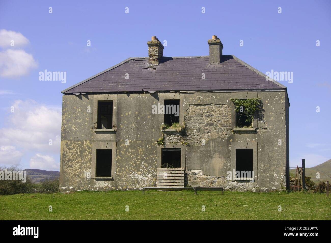 Fattoria derelict nella contea rurale Leitrim, Irlanda Foto Stock