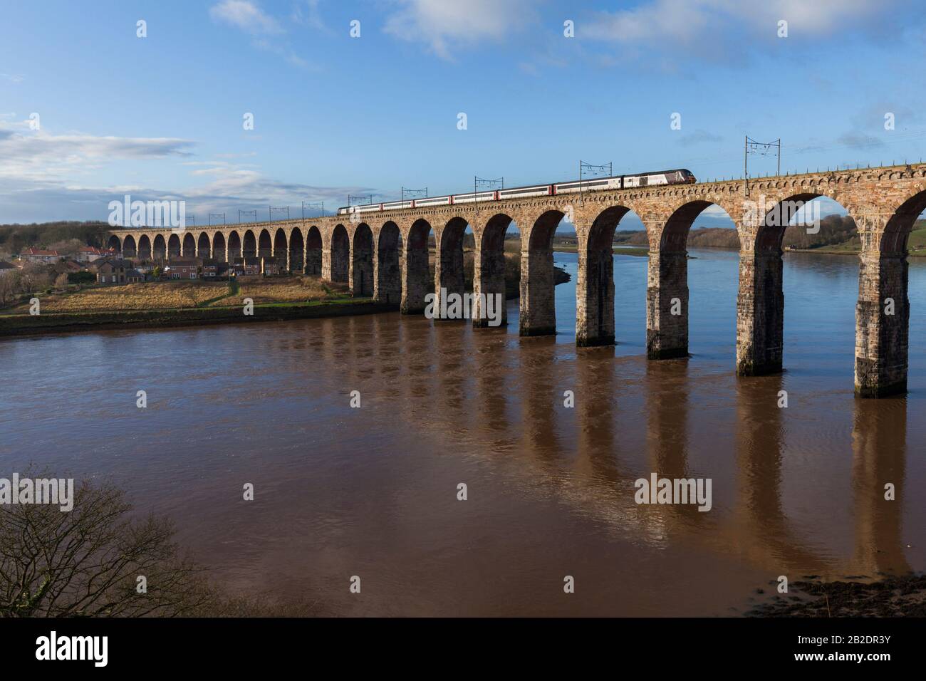 Treni di crosscountry treno ad alta velocità ( Intercity 125 ) che attraversa il ponte di Confine reale (Berwick-Upon-Tweed, fiume Tweed) sulla linea principale della costa orientale Foto Stock