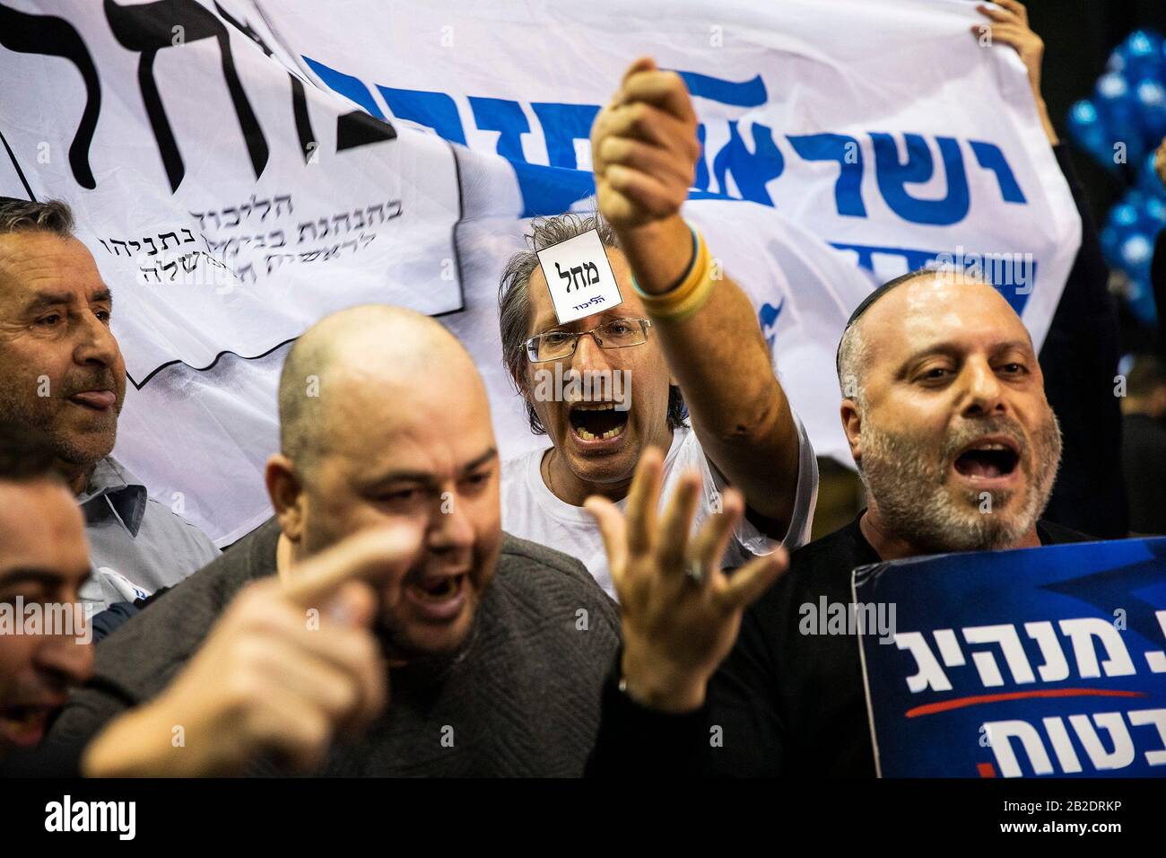 Tel Aviv, Israele. 02nd Mar, 2020. I sostenitori del partito Likud festeggiano dopo i sondaggi d'uscita delle elezioni parlamentari israeliane, presso la sede del partito. Il partito di Likud del primo ministro israeliano Benjamin Netanyahu ha vinto il maggior numero di seggi (36-37) nelle elezioni parlamentari, ma il suo blocco di destra e di partito religioso non ha maggioranza nel parlamento del paese a 120 posti, secondo i sondaggi d'uscita. Credit: Ilia Yefimovic/Dpa/Alamy Live News Foto Stock