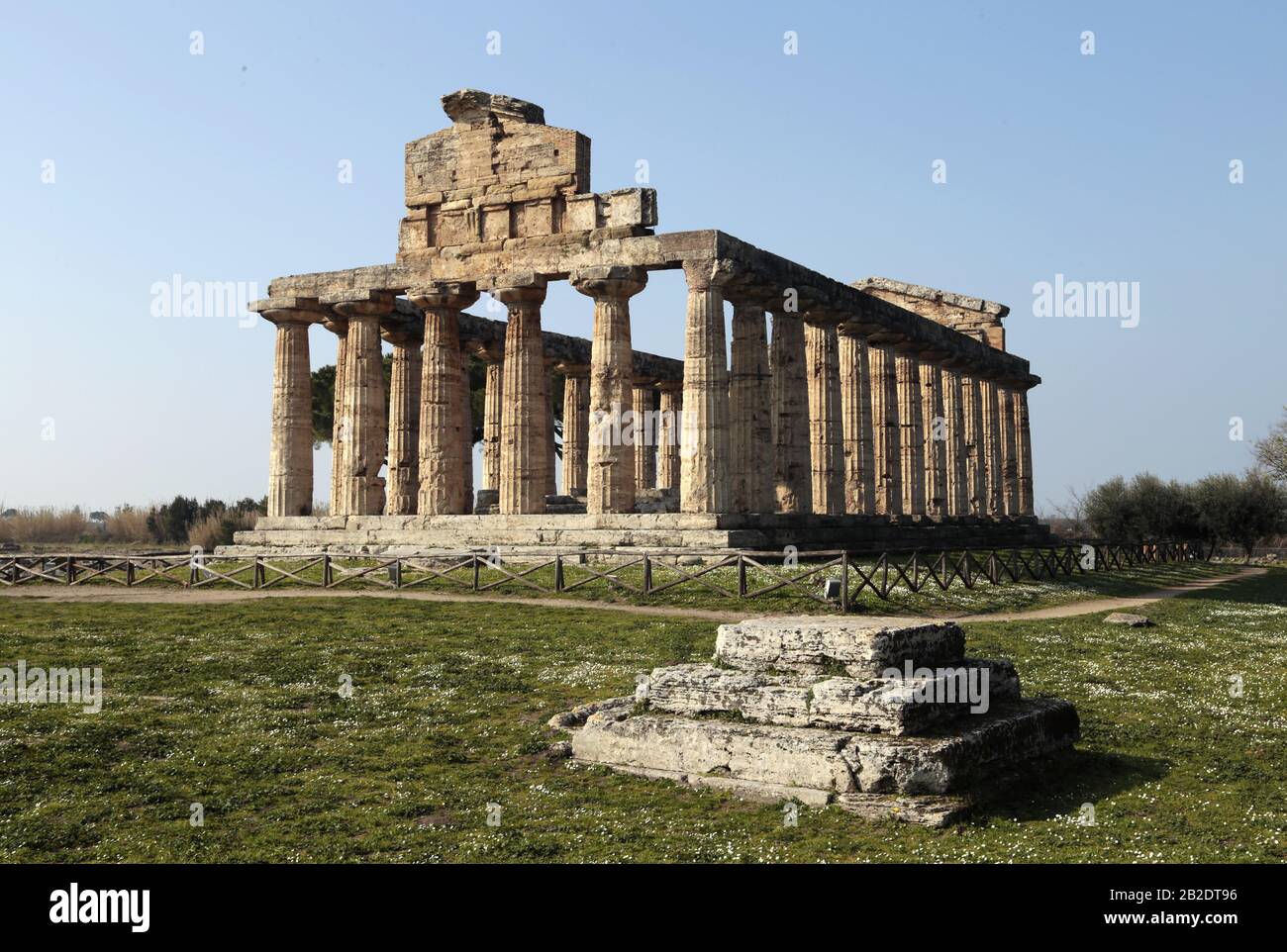 Il tempio di Atena (cosiddetto tempio di Cerere). C. 500 A.C. Ordine dorico. Sito archeologico di Paestum, Campania, Italia. Foto Stock