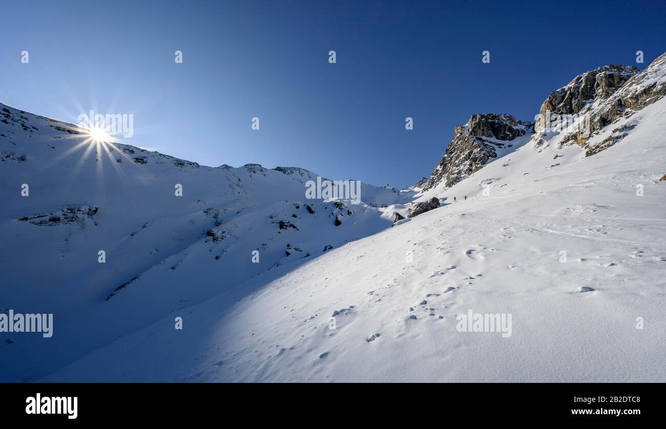 Il sole splende su creste di montagna, scialpinismo in inverno, salita a Geierspitze, Wattentaler Lizum, Alpi Tuxer, Tirolo, Austria Foto Stock