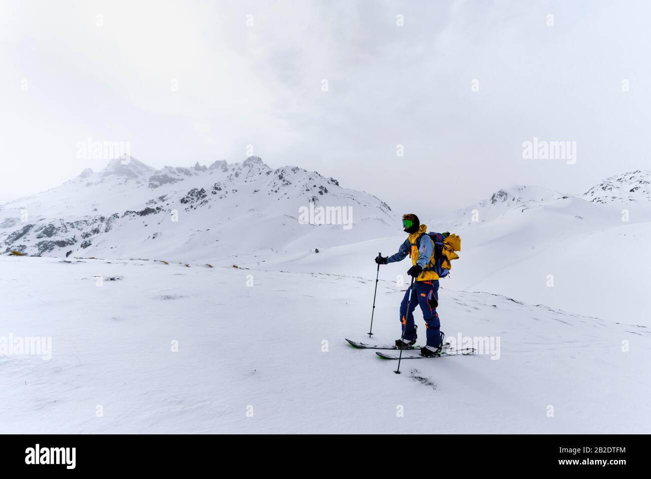 Scialpinismo nella neve in nebbia, dietro le cime delle gole in nubi, Wattentaler Lizum, Alpi Tuxer, Tirolo, Austria Foto Stock
