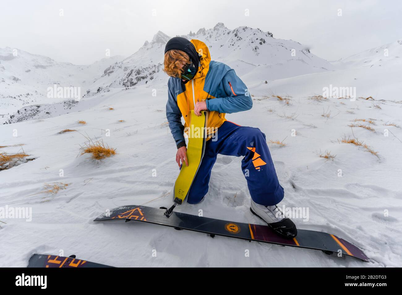 Scialpinismo nella neve in nebbia, quando si mettono le pelli da sci, nella gola posteriore punte, Wattentaler Lizum, Alpi Tuxer, Tirolo, Austria Foto Stock