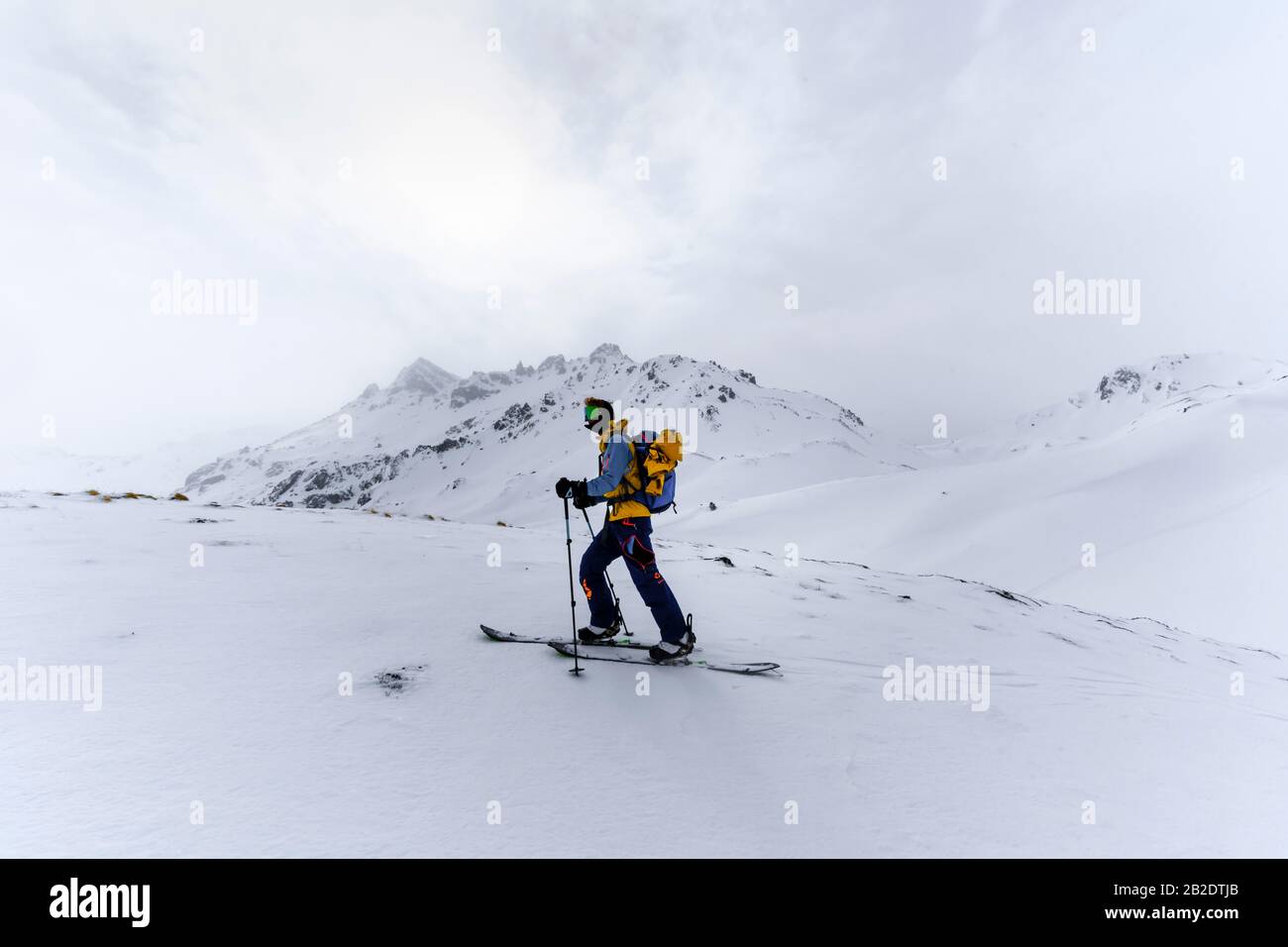 Scialpinismo nella neve in nebbia, dietro le cime della gola, Wattentaler Lizum, Tux Alps, Tirolo, Austria Foto Stock