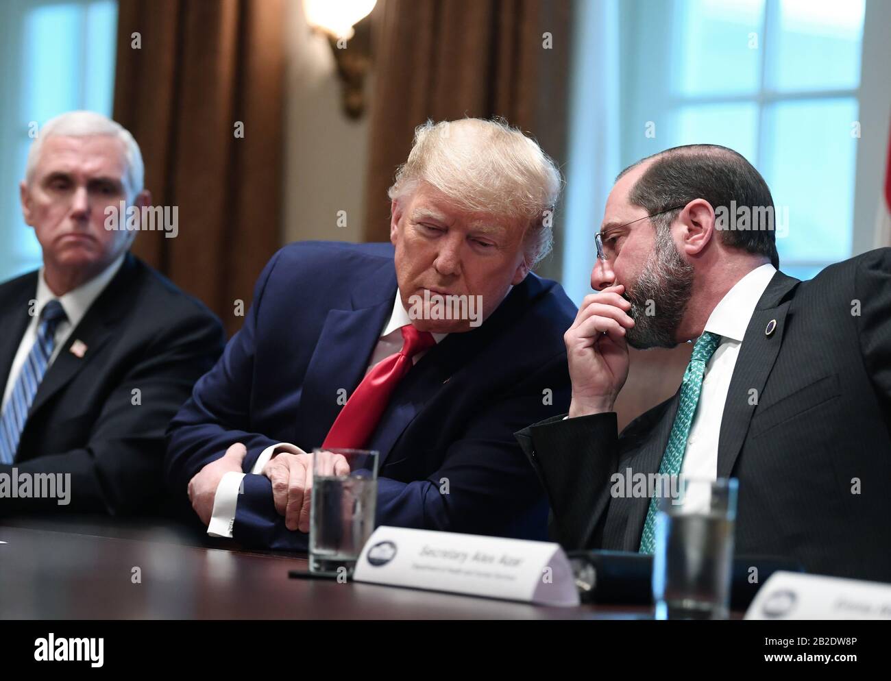 Washington, Stati Uniti. 02nd Mar, 2020. Il segretario del HHS Alex Azar sussurra al presidente Donald Trump mentre si incontrano con la Coronavirus Task Force e i dirigenti farmaceutici nella Cabinet Room della Casa Bianca a Washington, DC lunedì 2 marzo 2020. Il Coronavirus (COVID-19) ha infettato circa 100.000 persone in tutto il mondo e ha ucciso più di 3.000 persone. A sinistra è il Vice Presidente Mike Pence. Foto di Kevin Dietsch/UPI Credit: UPI/Alamy Live News Foto Stock