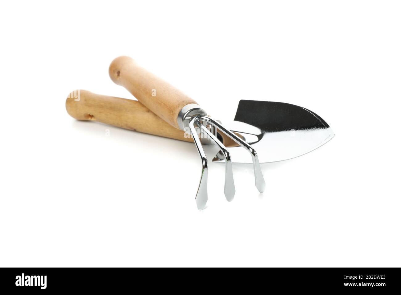 Strumenti di giardinaggio isolati su sfondo bianco, primo piano Foto Stock