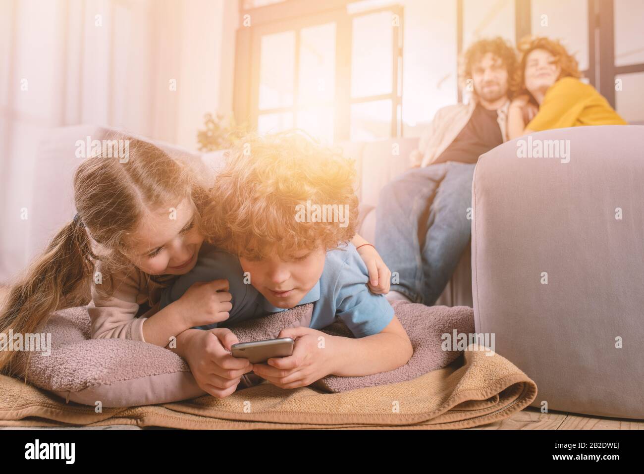 I figli giocano con il gioco per smartphone. Concetto di dipendenza, dipendenza, problema Foto Stock
