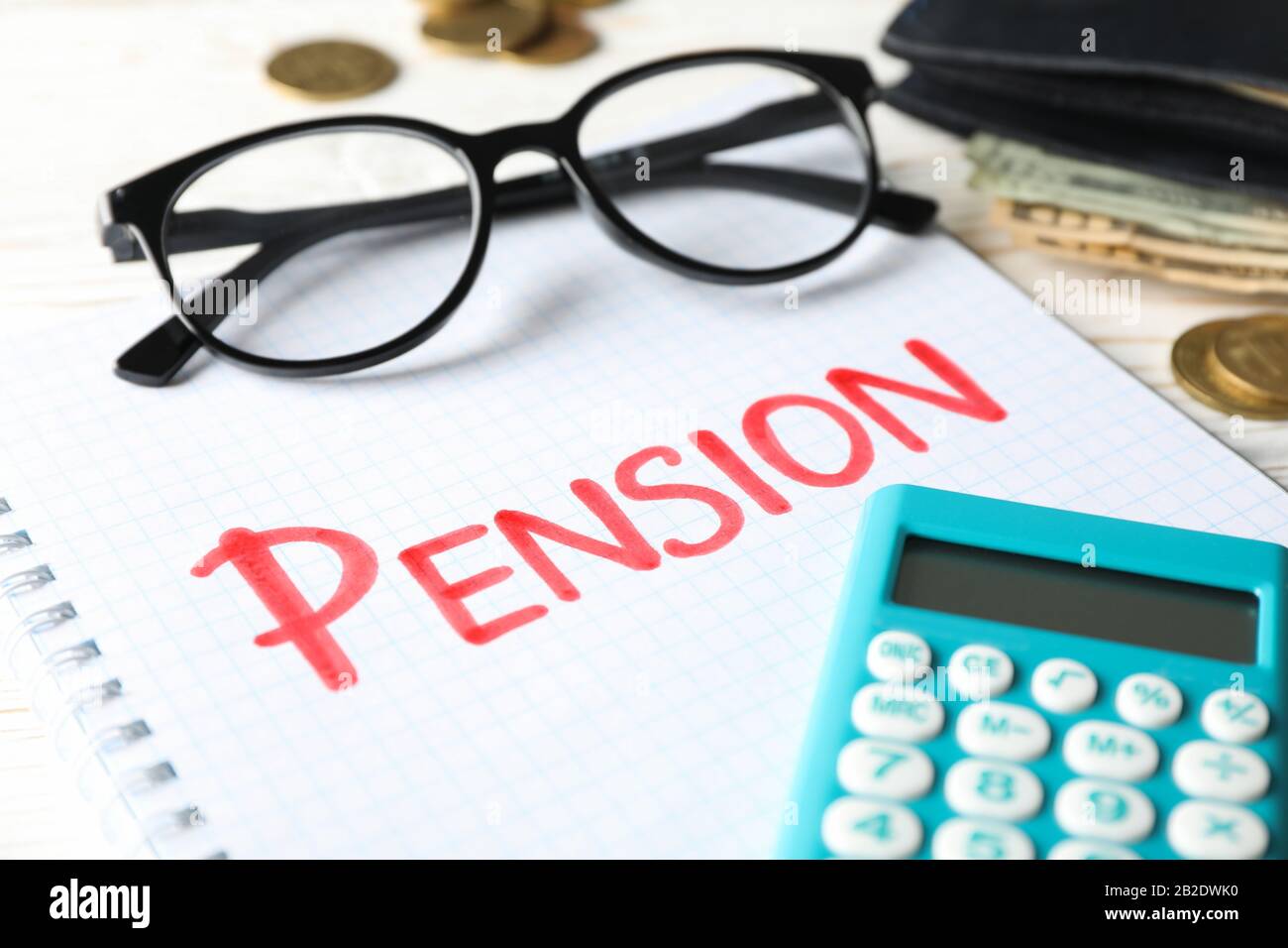 Concetto di pensione con iscrizione pensione su sfondo di legno, primo piano Foto Stock