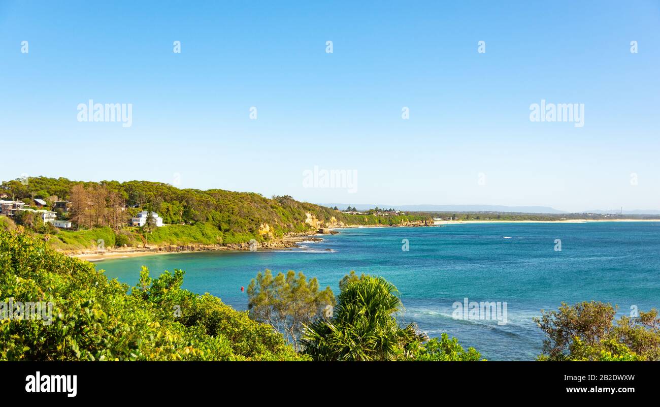 Una panoramica vista panoramica di un paesaggio ampio angolo di una bella spiaggia calma in NSW, Australia in una splendida giornata con cielo blu - natura sfondi e stock di viaggio i Foto Stock