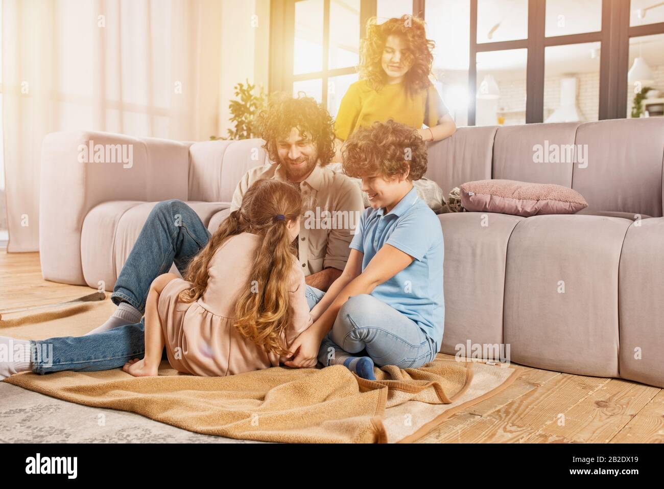 Felice famiglia giocare insieme a casa sul divano. Concetto di Unione, amore, affetto Foto Stock