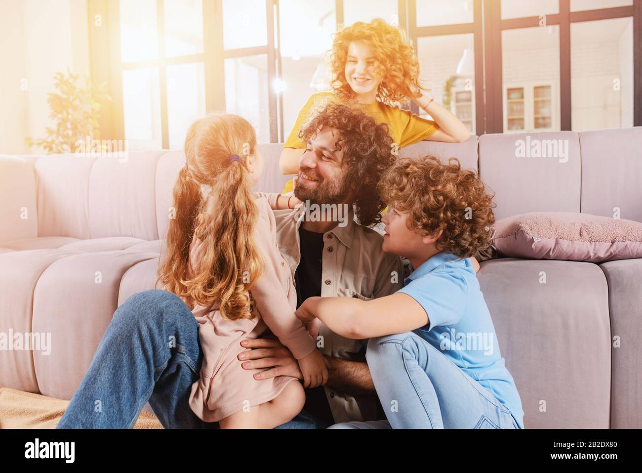 Felice famiglia giocare insieme a casa sul divano. Concetto di Unione, amore, affetto Foto Stock