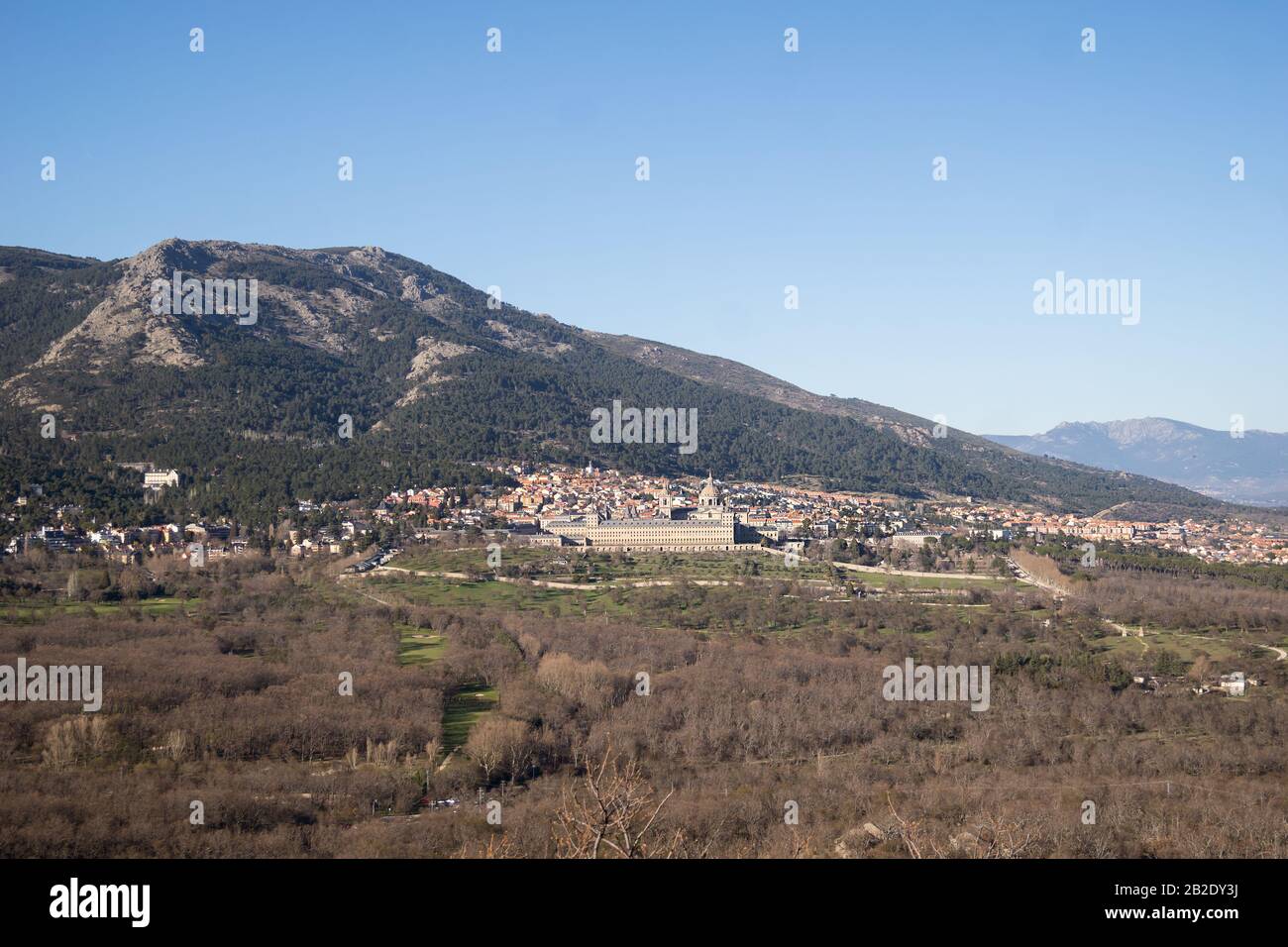 Vista del villaggio El Escorial da una montagna in Spagna Foto Stock
