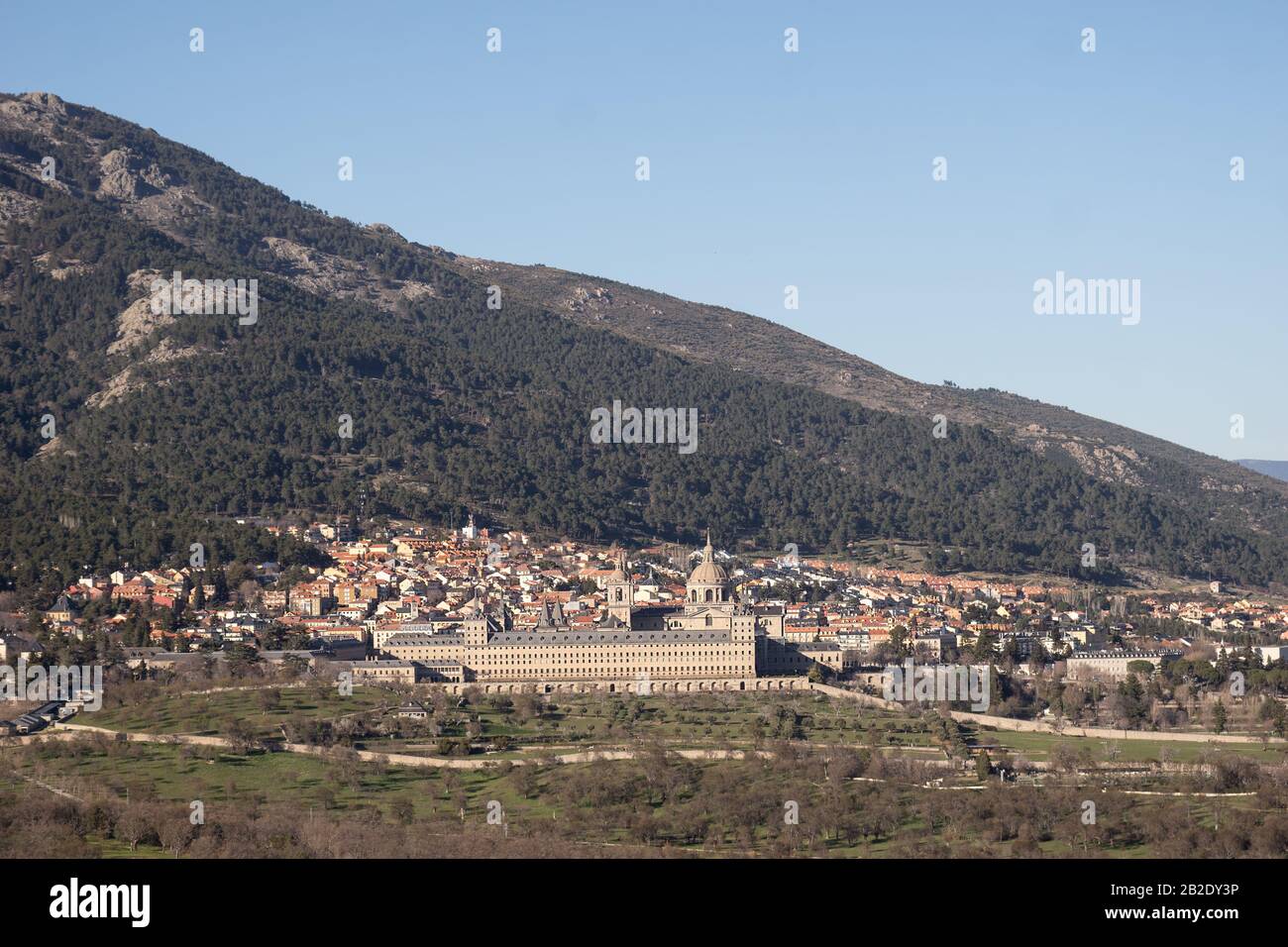 Vista del villaggio El Escorial da una montagna a Madrid Foto Stock