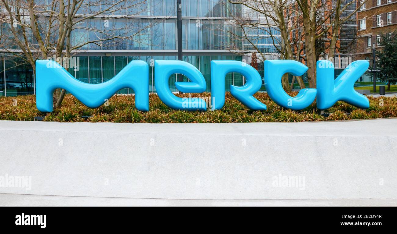 Grande logo Merck tridimensionale blu presso l'Innovation Center. Darmstadt, Germania Foto Stock