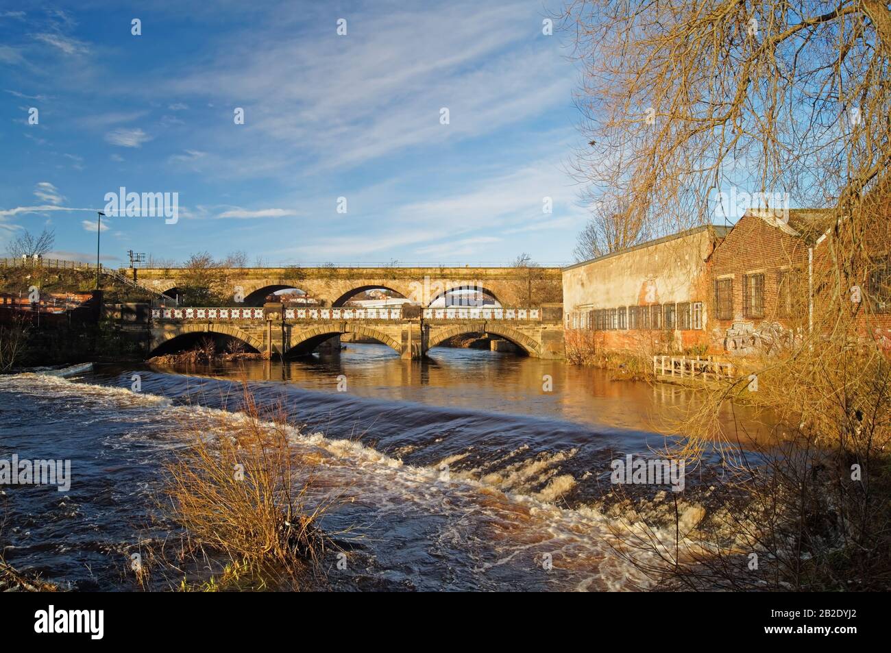 Regno Unito, South Yorkshire, Sheffield, Norfolk Bridge e Burton Weir sul fiume Don. Foto Stock