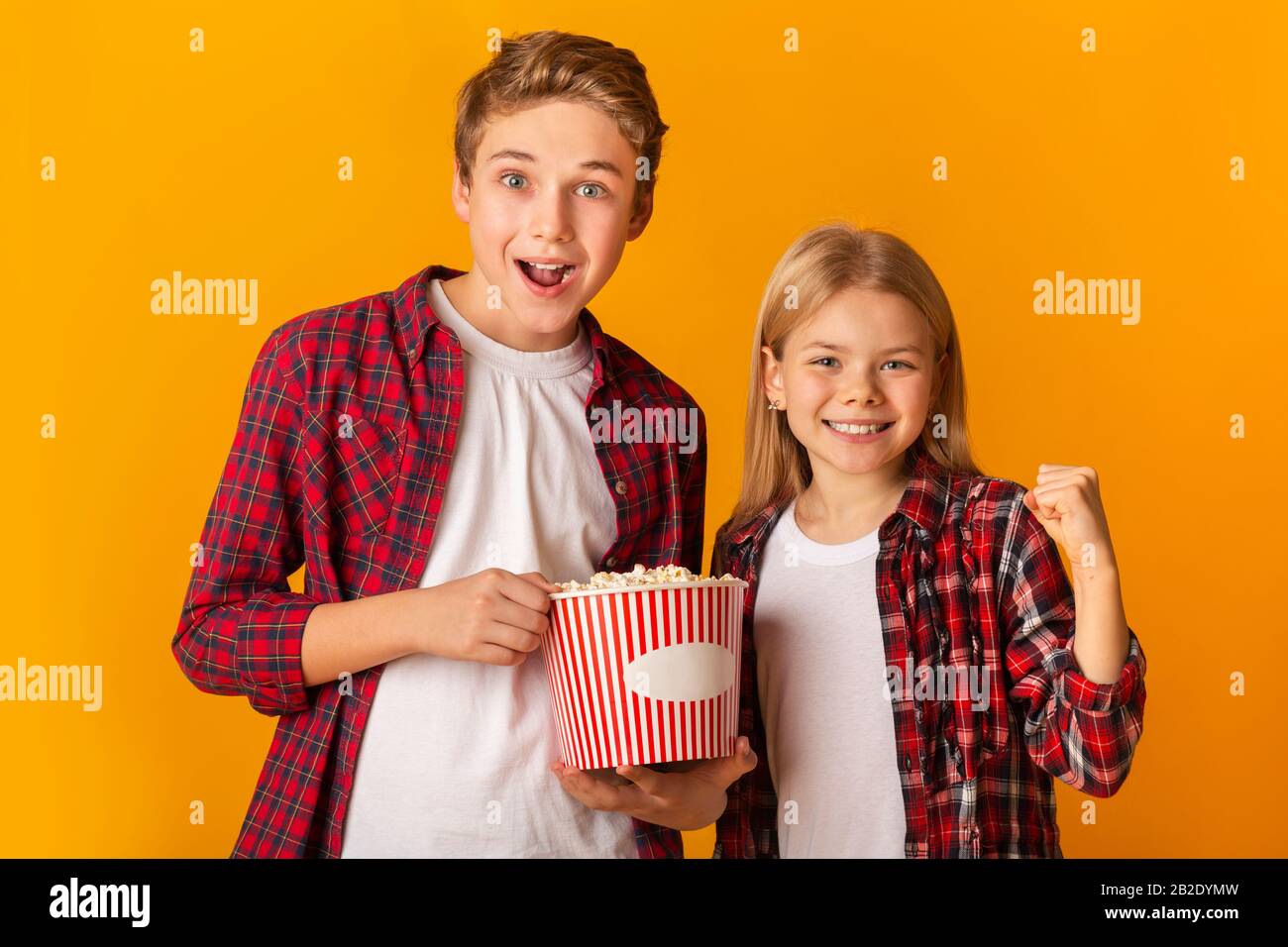 Attività Weekend Dei Fratelli. Joulful Little Brother E Sister Holding Popcorn Bucket Foto Stock