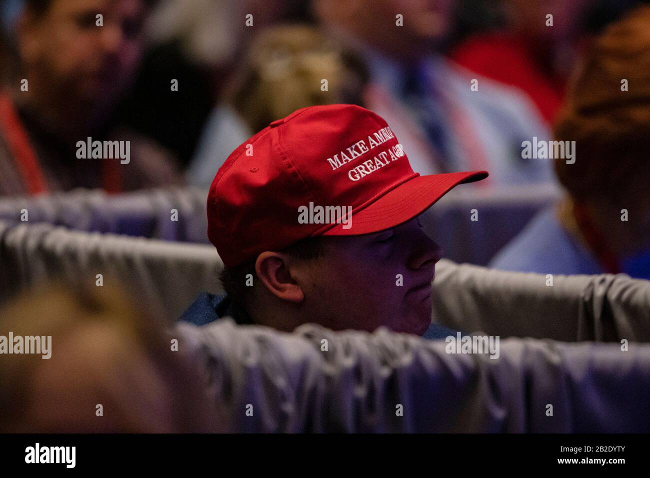 Oxon HILL, MD. - 27 FEBBRAIO: Un partecipante indossa il cappello ‚ÄúKeep America Great‚Äù mentre ascolta un oratore alla Conferenza di azione Politica dei conservatori, CPAC 2020, a Oxon Hill, MD., giovedì 27 febbraio 2020. Credito: Samuel Corum / CNP (RESTRIZIONE: No New York o New Jersey Quotidiani o giornali nel raggio di 75 miglia da New York City) | utilizzo in tutto il mondo Foto Stock